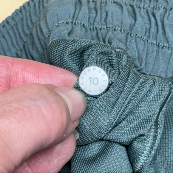 Lululemon Hotty Hot Short II 2.5" Dark Forest Lined Size 10 Athleisure Shorts - Picture 15 of 16